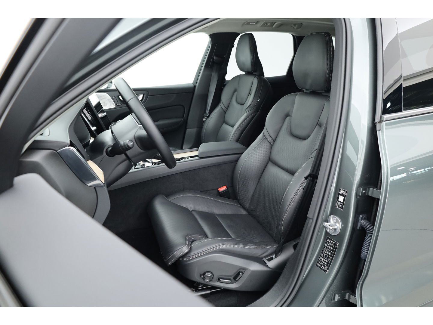 Volvo XC60 2.0 T8 Plug-in hybrid AWD Ultra Dark | Facelift | Forest Lake | Luchtvering | Massage | Bowers & Wilkins |