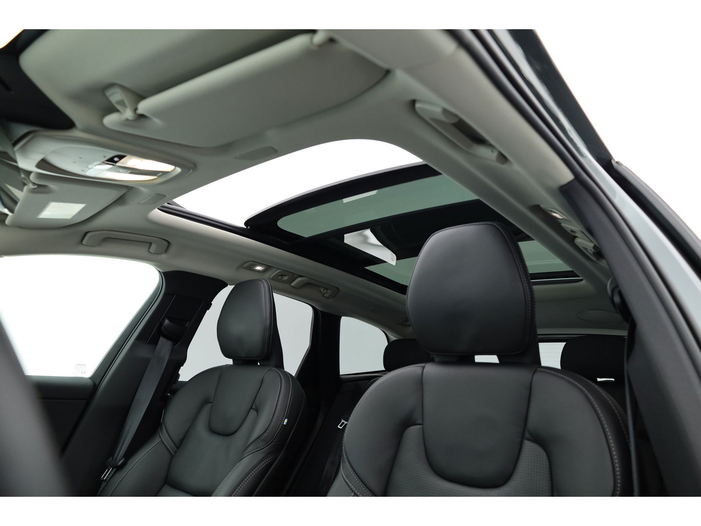 Volvo XC60 2.0 T8 Plug-in hybrid AWD Ultra Dark | Facelift | Forest Lake | Luchtvering | Massage | Bowers & Wilkins |