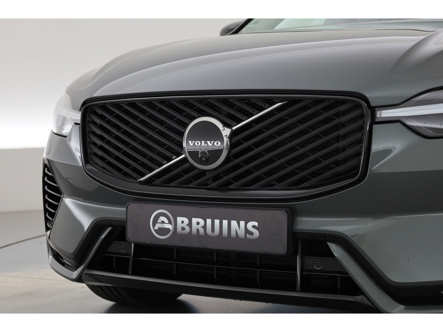 Volvo XC60 2.0 T8 Plug-in hybrid AWD Ultra Dark | Facelift | Forest Lake | Luchtvering | Massage | Bowers & Wilkins |