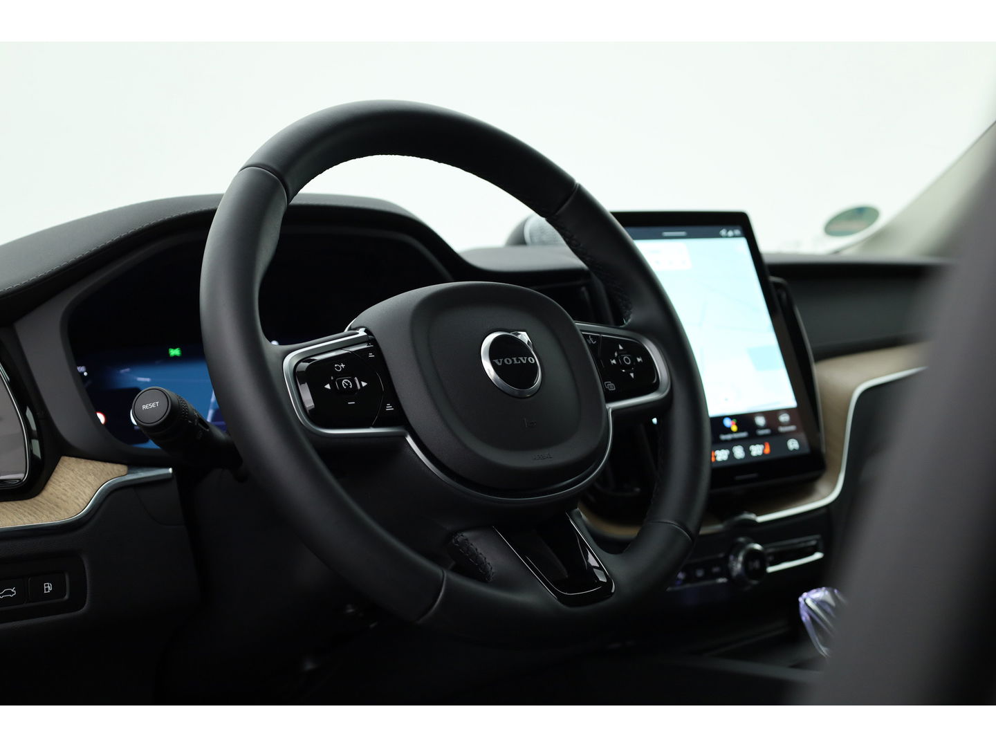 Volvo XC60 2.0 T8 Plug-in hybrid AWD Ultra Dark | Facelift | Forest Lake | Luchtvering | Massage | Bowers & Wilkins |