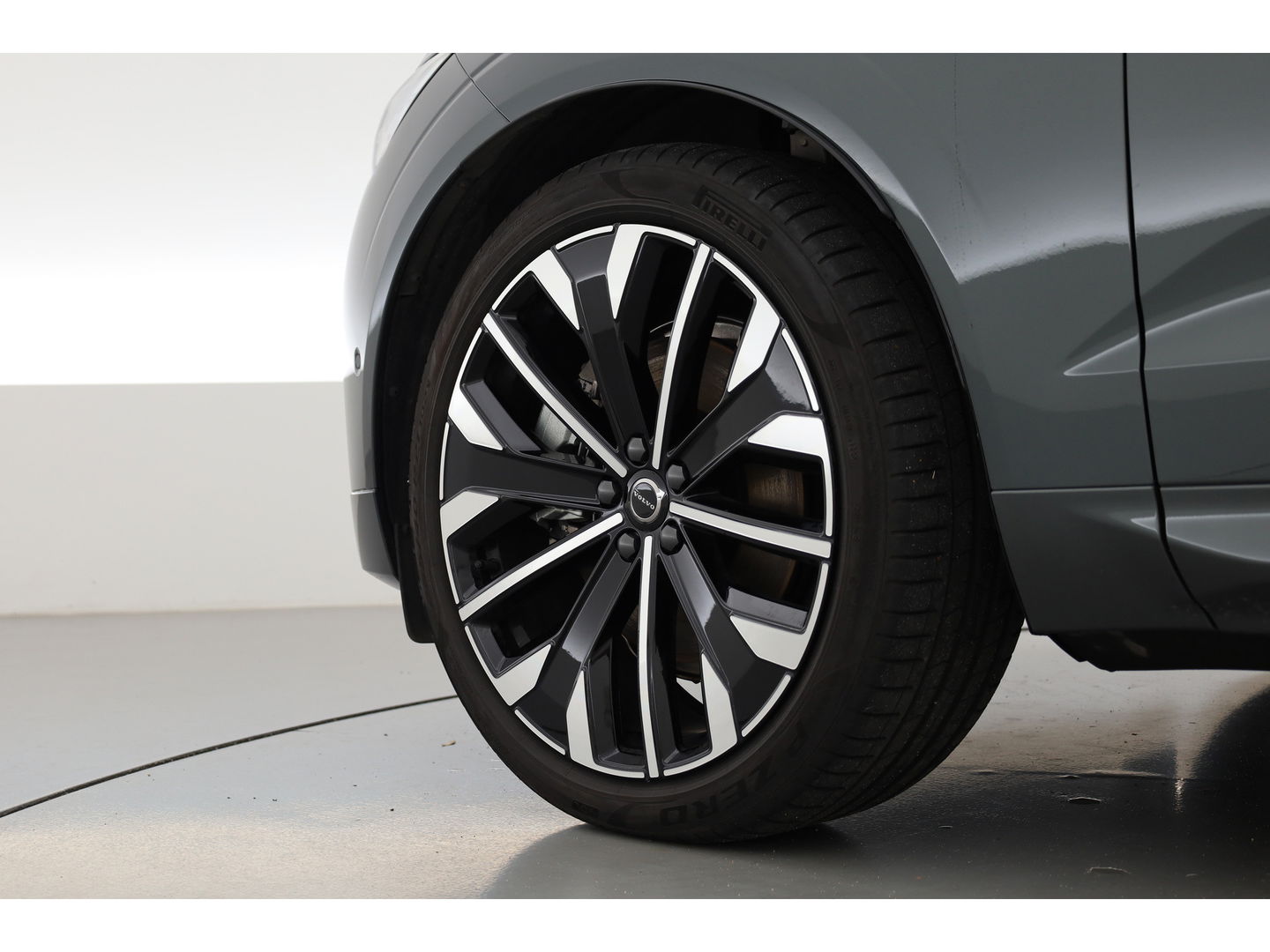 Volvo XC60 2.0 T8 Plug-in hybrid AWD Ultra Dark | Facelift | Forest Lake | Luchtvering | Massage | Bowers & Wilkins |