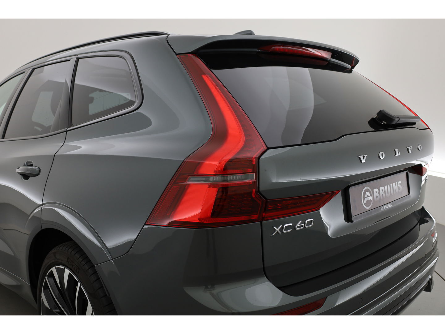 Volvo XC60 2.0 T8 Plug-in hybrid AWD Ultra Dark | Facelift | Forest Lake | Luchtvering | Massage | Bowers & Wilkins |