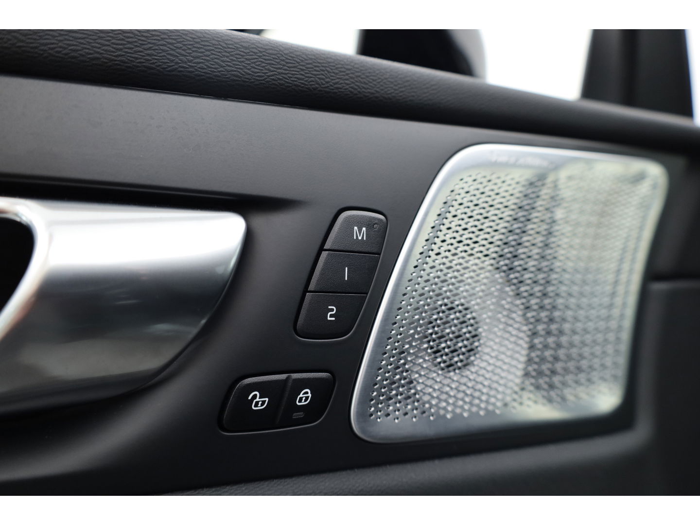 Volvo XC60 2.0 T8 Plug-in hybrid AWD Ultra Dark | Facelift | Forest Lake | Luchtvering | Massage | Bowers & Wilkins |