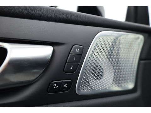 Volvo XC60 2.0 T8 Plug-in hybrid AWD Ultra Dark | Facelift | Forest Lake | Luchtvering | Massage | Bowers & Wilkins |