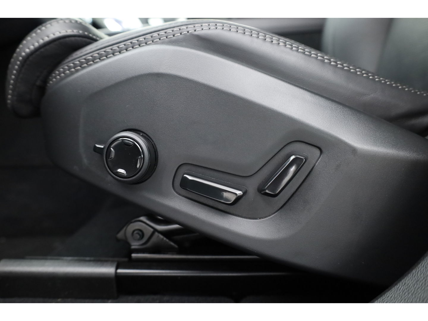 Volvo XC60 2.0 T8 Plug-in hybrid AWD Ultra Dark | Facelift | Forest Lake | Luchtvering | Massage | Bowers & Wilkins |