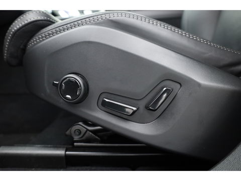 Volvo XC60 2.0 T8 Plug-in hybrid AWD Ultra Dark | Facelift | Forest Lake | Luchtvering | Massage | Bowers & Wilkins |