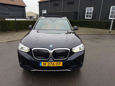 BMW iX3 High Executive 80 kWh SOH 97% PANORAMADAK/HEAD-UP/HARMANKARDON/ /TREKHAAK/LEER FULL-LED/360" CAMERA |