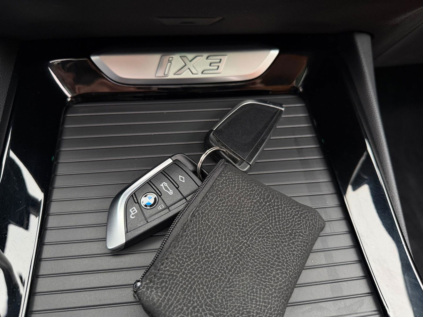 BMW iX3 High Executive 80 kWh SOH 97% PANORAMADAK/HEAD-UP/HARMANKARDON/ /TREKHAAK/LEER FULL-LED/360" CAMERA |