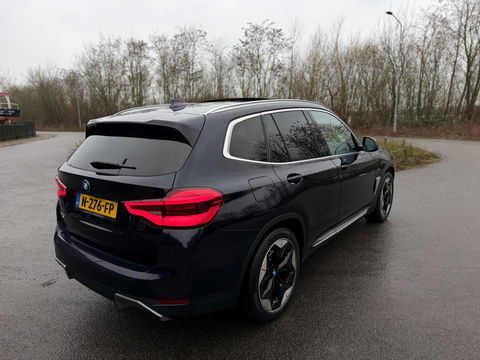 BMW iX3 High Executive 80 kWh SOH 97% PANORAMADAK/HEAD-UP/HARMANKARDON/ /TREKHAAK/LEER FULL-LED/360" CAMERA |