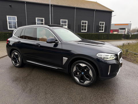 BMW iX3 High Executive 80 kWh SOH 97% PANORAMADAK/HEAD-UP/HARMANKARDON/ /TREKHAAK/LEER FULL-LED/360" CAMERA |