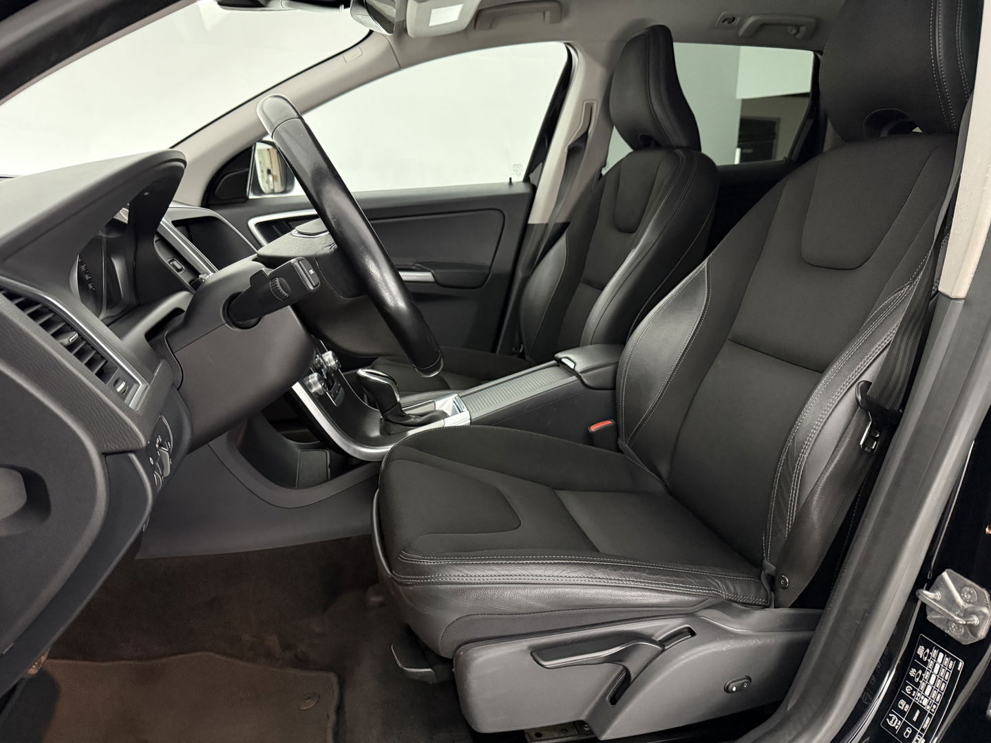 Volvo XC60 2.0 D4 FWD R-Design | Camera | Clima | Cruise | Trekh. | Stoelverw. | Navigatie