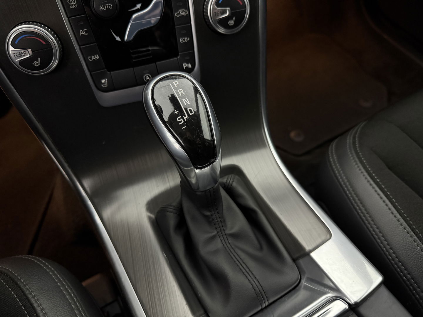 Volvo XC60 2.0 D4 FWD R-Design | Camera | Clima | Cruise | Trekh. | Stoelverw. | Navigatie