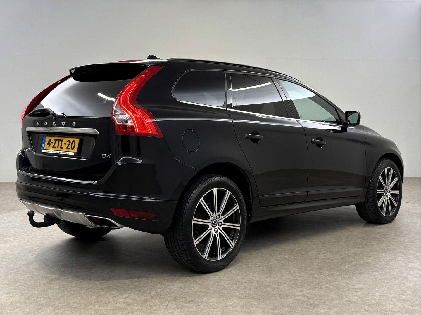 Volvo XC60 2.0 D4 FWD R-Design | Camera | Clima | Cruise | Trekh. | Stoelverw. | Navigatie
