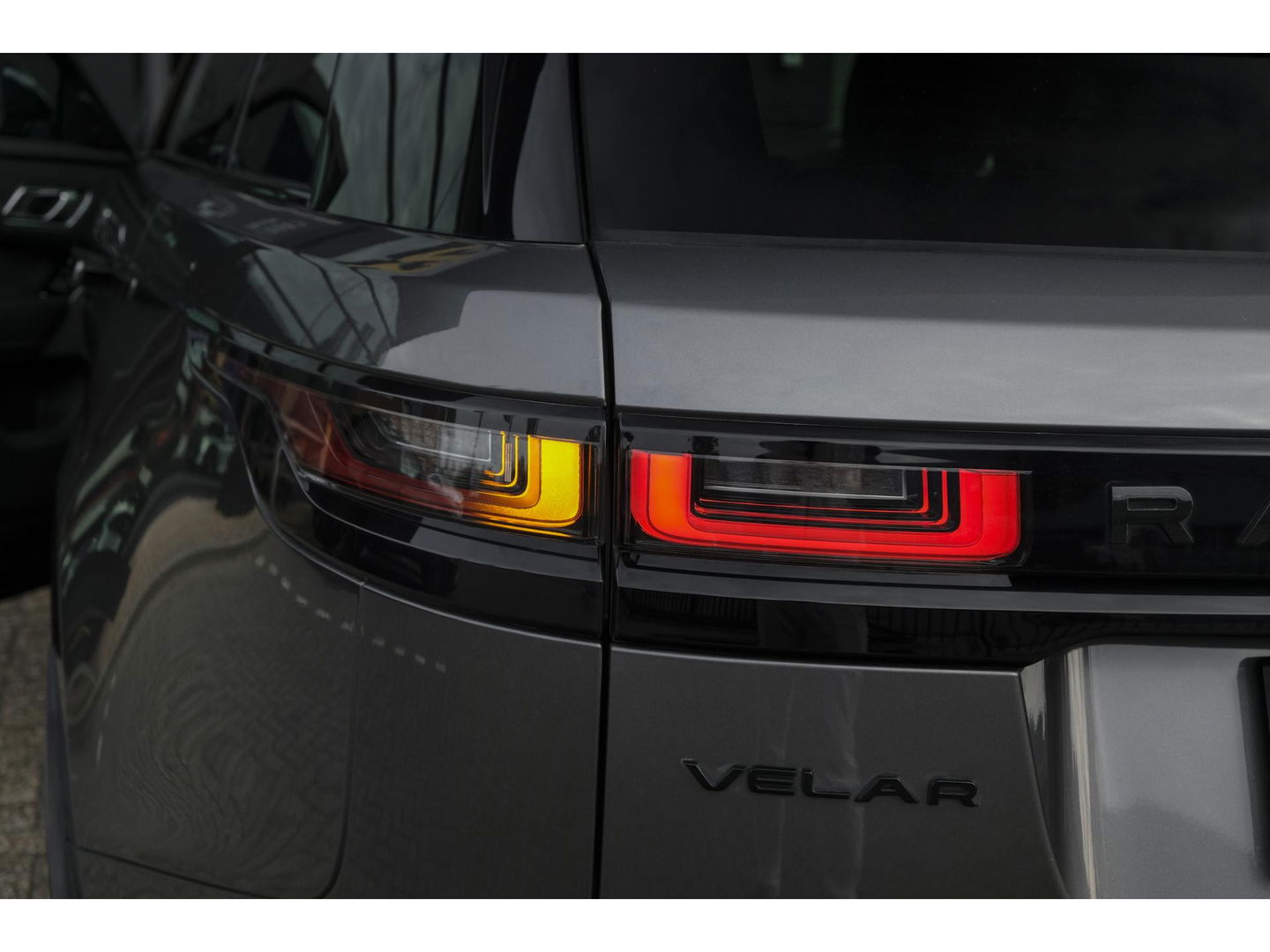 Land Rover Range Rover Velar D300 V6 300pk R-dynamic Grijs kenteken Panoramadak Medidian 22" LMV SVR