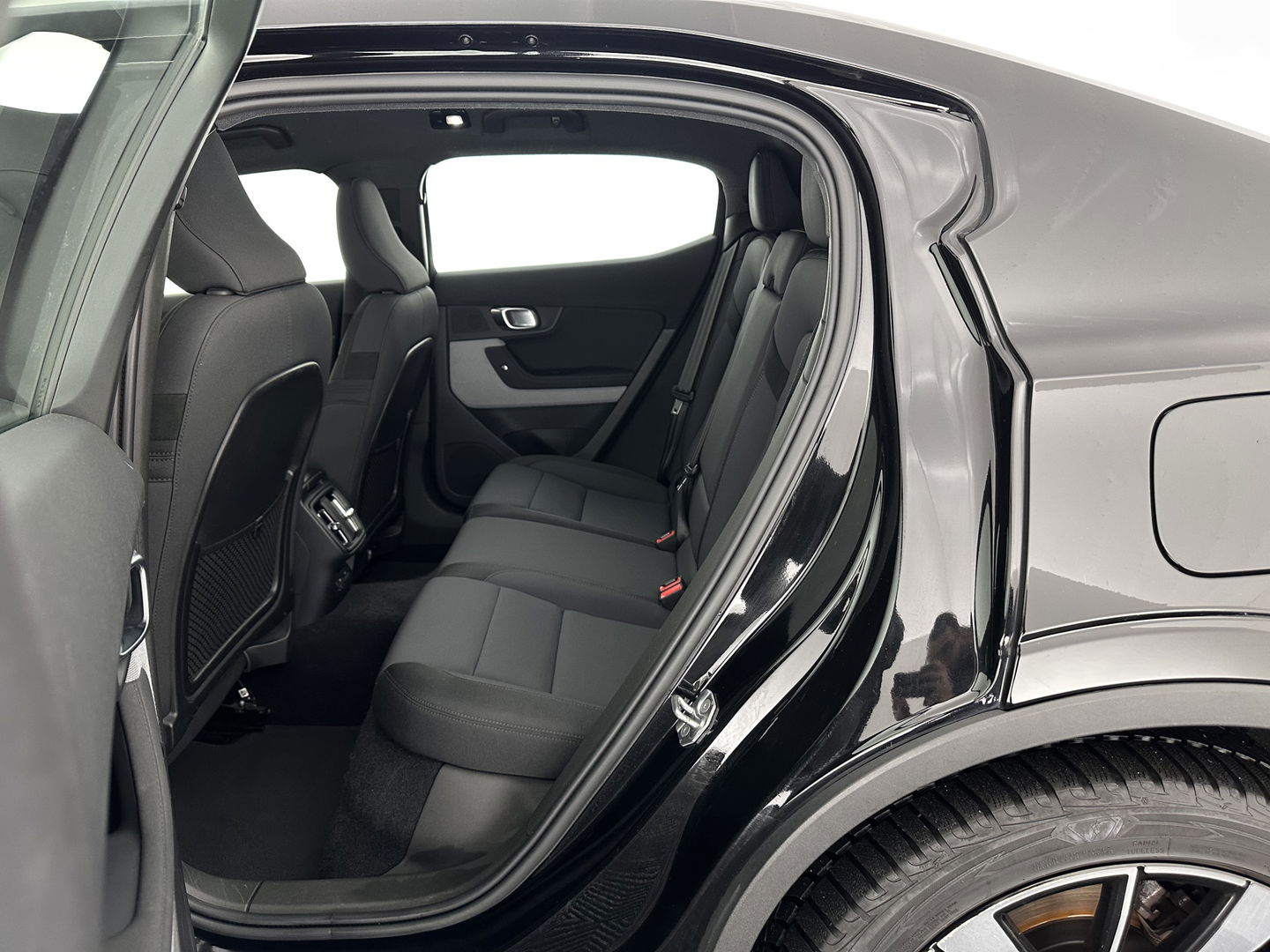 Polestar 2 Long Range Dual Motor Launch Edition 78kWh [ 3-Fase ] (INCL.BTW) *PANO | NAVI-FULLMAP | FULL-LED | ADAPTIVE-CRUISE | BLIND-SPOT | TOP-VIEW | KEYLESS | LANE-ASSIST | DIGI-COCKPIT | CARPLAY | DAB+ | HEATED-COMFORTSEATS | ECC | MEMORY-PACK | PDC |