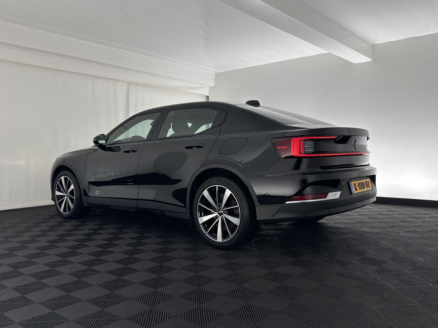 Polestar 2 Long Range Dual Motor Launch Edition 78kWh [ 3-Fase ] (INCL.BTW) *PANO | NAVI-FULLMAP | FULL-LED | ADAPTIVE-CRUISE | BLIND-SPOT | TOP-VIEW | KEYLESS | LANE-ASSIST | DIGI-COCKPIT | CARPLAY | DAB+ | HEATED-COMFORTSEATS | ECC | MEMORY-PACK | PDC |