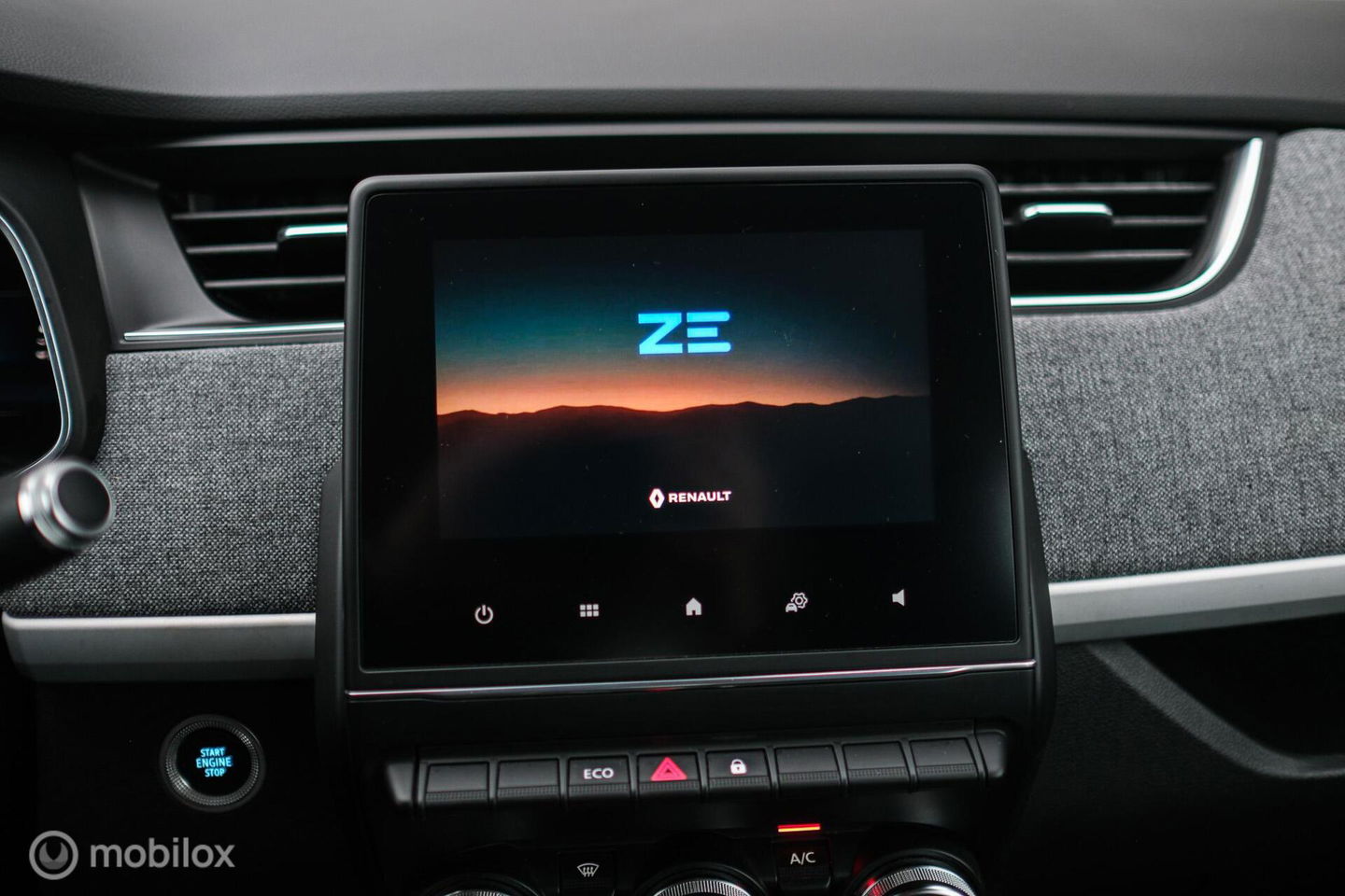 Renault ZOE R110 Life 52 kWh (ex Accu) | Halfleder | Lmv | PDC | Airco | Rijklaarprijs |