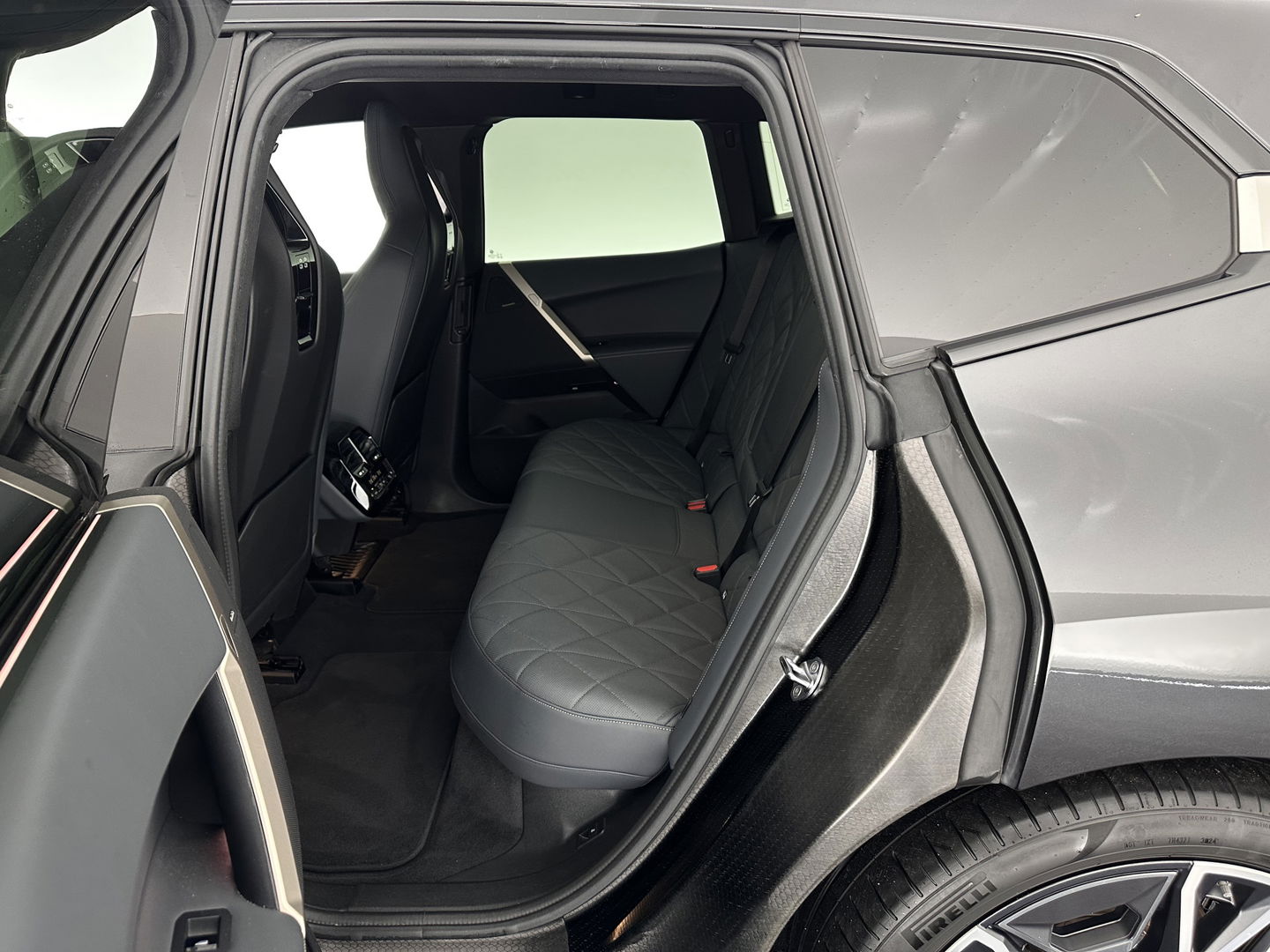 BMW iX xDrive40 High Executive 77 kWh [ 3-Fase ] (INCL-BTW) Aut. *PANO | HEAD-UP | HARMAN/KARDON-SURROUND | SOFT-CLOSE | DAB+ | DIGI-COCKPIT | HEATED-COMFORTSEATS | LASER-LED | CARPLAY | TOWBAR | AMBIENT-LIGHT | TOPVIEW | MEMORY-