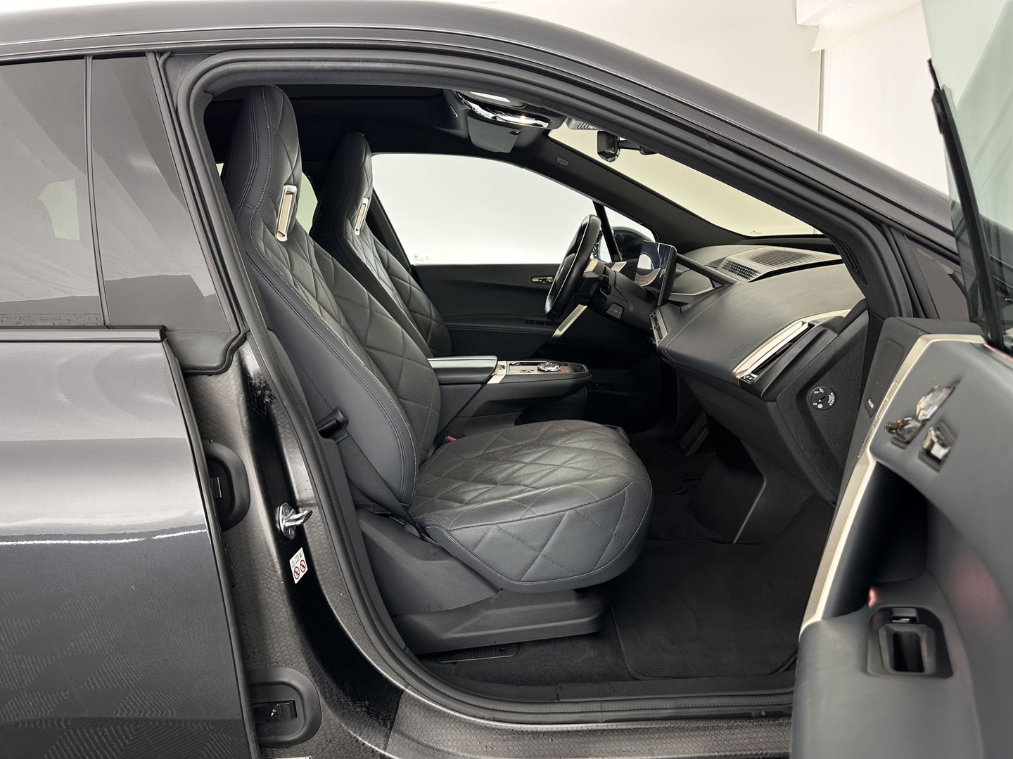 BMW iX xDrive40 High Executive 77 kWh [ 3-Fase ] (INCL-BTW) Aut. *PANO | HEAD-UP | HARMAN/KARDON-SURROUND | SOFT-CLOSE | DAB+ | DIGI-COCKPIT | HEATED-COMFORTSEATS | LASER-LED | CARPLAY | TOWBAR | AMBIENT-LIGHT | TOPVIEW | MEMORY-