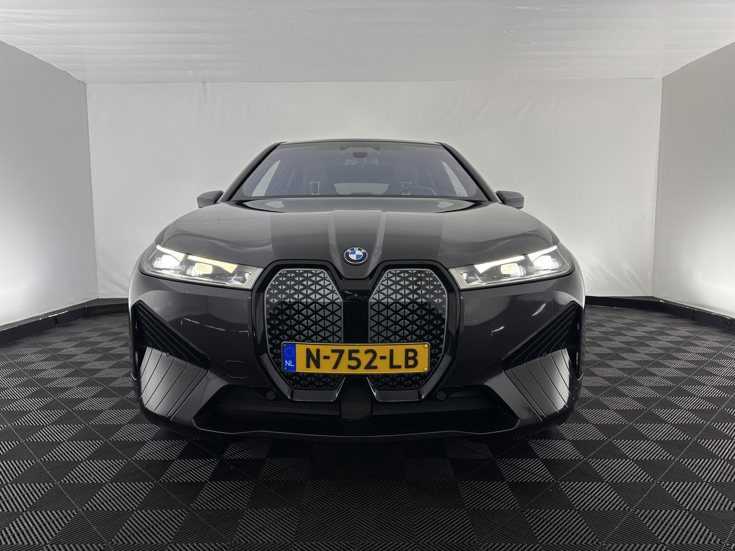 BMW iX xDrive40 High Executive 77 kWh [ 3-Fase ] (INCL-BTW) Aut. *PANO | HEAD-UP | HARMAN/KARDON-SURROUND | SOFT-CLOSE | DAB+ | DIGI-COCKPIT | HEATED-COMFORTSEATS | LASER-LED | CARPLAY | TOWBAR | AMBIENT-LIGHT | TOPVIEW | MEMORY-