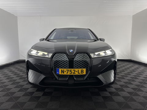 BMW iX xDrive40 High Executive 77 kWh [ 3-Fase ] (INCL-BTW) Aut. *PANO | HEAD-UP | HARMAN/KARDON-SURROUND | SOFT-CLOSE | DAB+ | DIGI-COCKPIT | HEATED-COMFORTSEATS | LASER-LED | CARPLAY | TOWBAR | AMBIENT-LIGHT | TOPVIEW | MEMORY-