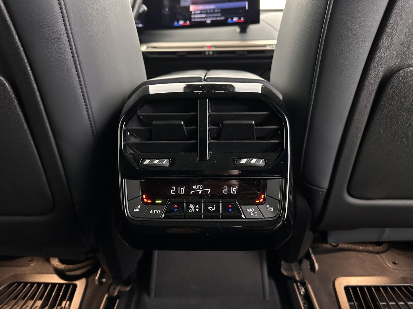 BMW iX xDrive40 High Executive 77 kWh [ 3-Fase ] (INCL-BTW) Aut. *PANO | HEAD-UP | HARMAN/KARDON-SURROUND | SOFT-CLOSE | DAB+ | DIGI-COCKPIT | HEATED-COMFORTSEATS | LASER-LED | CARPLAY | TOWBAR | AMBIENT-LIGHT | TOPVIEW | MEMORY-