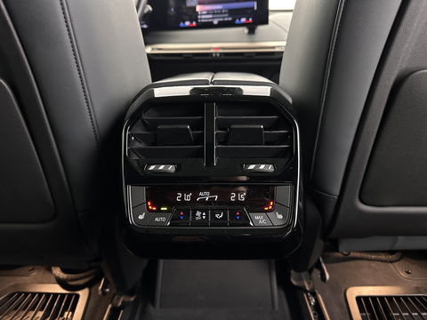 BMW iX xDrive40 High Executive 77 kWh [ 3-Fase ] (INCL-BTW) Aut. *PANO | HEAD-UP | HARMAN/KARDON-SURROUND | SOFT-CLOSE | DAB+ | DIGI-COCKPIT | HEATED-COMFORTSEATS | LASER-LED | CARPLAY | TOWBAR | AMBIENT-LIGHT | TOPVIEW | MEMORY-