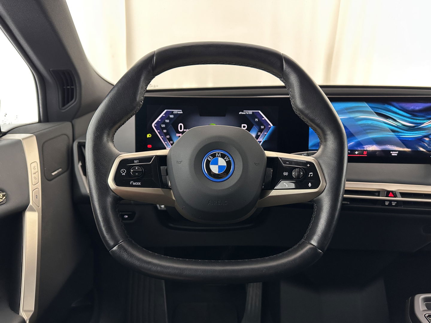 BMW iX xDrive40 High Executive 77 kWh [ 3-Fase ] (INCL-BTW) Aut. *PANO | HEAD-UP | HARMAN/KARDON-SURROUND | SOFT-CLOSE | DAB+ | DIGI-COCKPIT | HEATED-COMFORTSEATS | LASER-LED | CARPLAY | TOWBAR | AMBIENT-LIGHT | TOPVIEW | MEMORY-