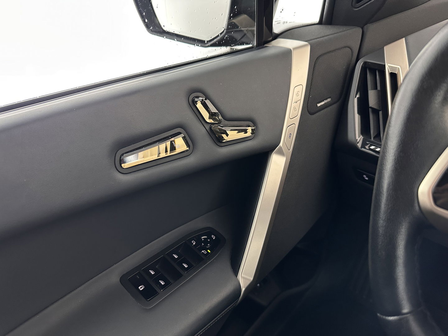 BMW iX xDrive40 High Executive 77 kWh [ 3-Fase ] (INCL-BTW) Aut. *PANO | HEAD-UP | HARMAN/KARDON-SURROUND | SOFT-CLOSE | DAB+ | DIGI-COCKPIT | HEATED-COMFORTSEATS | LASER-LED | CARPLAY | TOWBAR | AMBIENT-LIGHT | TOPVIEW | MEMORY-