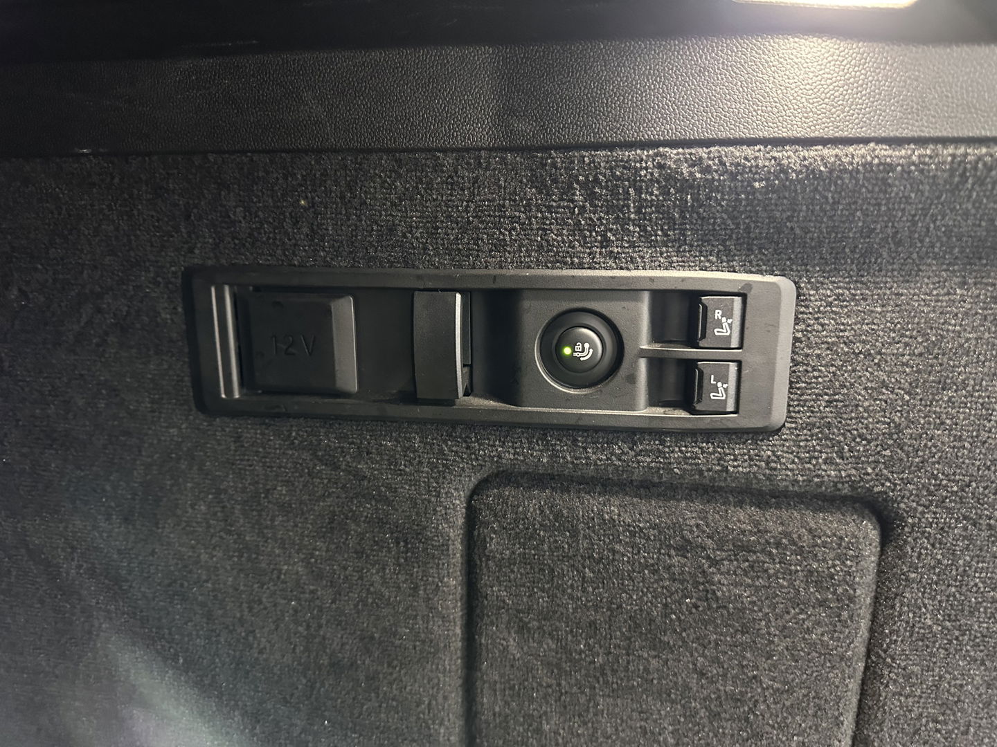 BMW iX xDrive40 High Executive 77 kWh [ 3-Fase ] (INCL-BTW) Aut. *PANO | HEAD-UP | HARMAN/KARDON-SURROUND | SOFT-CLOSE | DAB+ | DIGI-COCKPIT | HEATED-COMFORTSEATS | LASER-LED | CARPLAY | TOWBAR | AMBIENT-LIGHT | TOPVIEW | MEMORY-