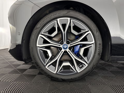 BMW iX xDrive40 High Executive 77 kWh [ 3-Fase ] (INCL-BTW) Aut. *PANO | HEAD-UP | HARMAN/KARDON-SURROUND | SOFT-CLOSE | DAB+ | DIGI-COCKPIT | HEATED-COMFORTSEATS | LASER-LED | CARPLAY | TOWBAR | AMBIENT-LIGHT | TOPVIEW | MEMORY-