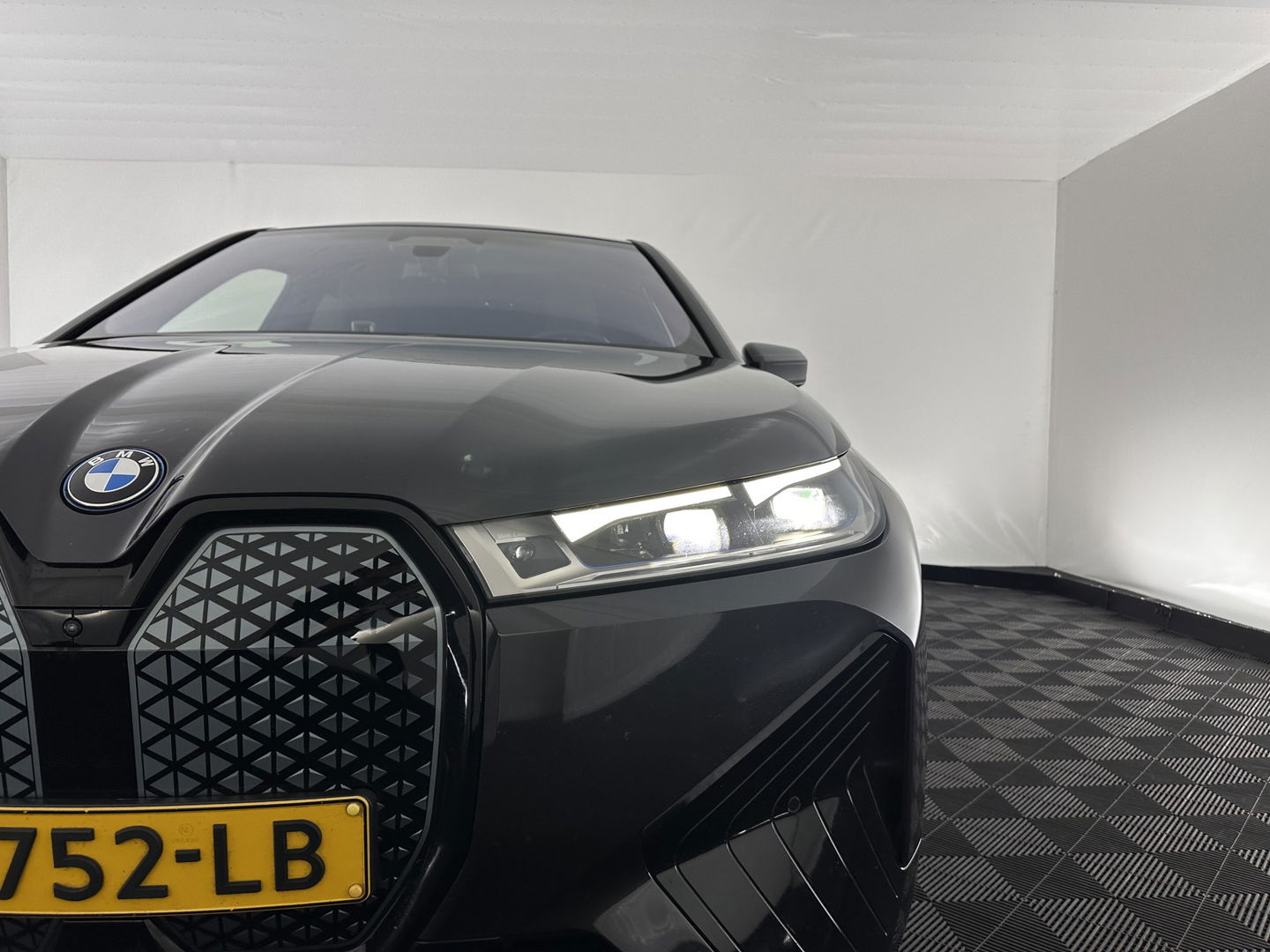 BMW iX xDrive40 High Executive 77 kWh [ 3-Fase ] (INCL-BTW) Aut. *PANO | HEAD-UP | HARMAN/KARDON-SURROUND | SOFT-CLOSE | DAB+ | DIGI-COCKPIT | HEATED-COMFORTSEATS | LASER-LED | CARPLAY | TOWBAR | AMBIENT-LIGHT | TOPVIEW | MEMORY-