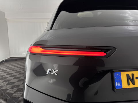 BMW iX xDrive40 High Executive 77 kWh [ 3-Fase ] (INCL-BTW) Aut. *PANO | HEAD-UP | HARMAN/KARDON-SURROUND | SOFT-CLOSE | DAB+ | DIGI-COCKPIT | HEATED-COMFORTSEATS | LASER-LED | CARPLAY | TOWBAR | AMBIENT-LIGHT | TOPVIEW | MEMORY-