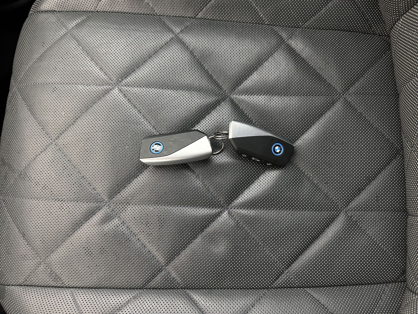 BMW iX xDrive40 High Executive 77 kWh [ 3-Fase ] (INCL-BTW) Aut. *PANO | HEAD-UP | HARMAN/KARDON-SURROUND | SOFT-CLOSE | DAB+ | DIGI-COCKPIT | HEATED-COMFORTSEATS | LASER-LED | CARPLAY | TOWBAR | AMBIENT-LIGHT | TOPVIEW | MEMORY-