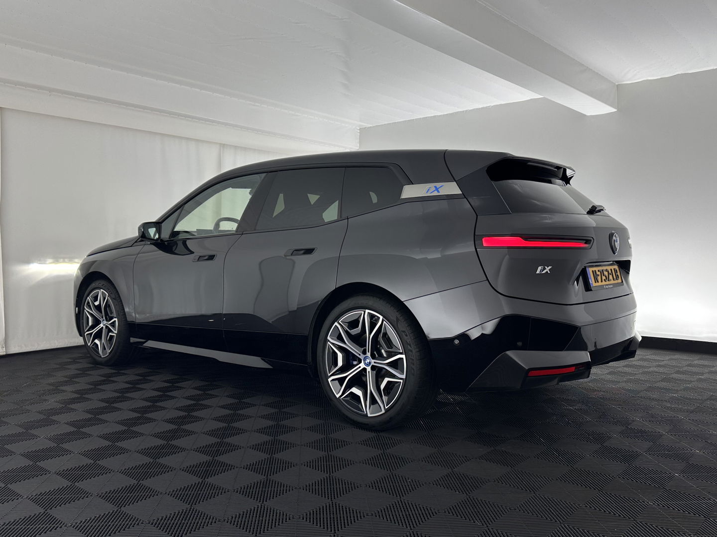 BMW iX xDrive40 High Executive 77 kWh [ 3-Fase ] (INCL-BTW) Aut. *PANO | HEAD-UP | HARMAN/KARDON-SURROUND | SOFT-CLOSE | DAB+ | DIGI-COCKPIT | HEATED-COMFORTSEATS | LASER-LED | CARPLAY | TOWBAR | AMBIENT-LIGHT | TOPVIEW | MEMORY-
