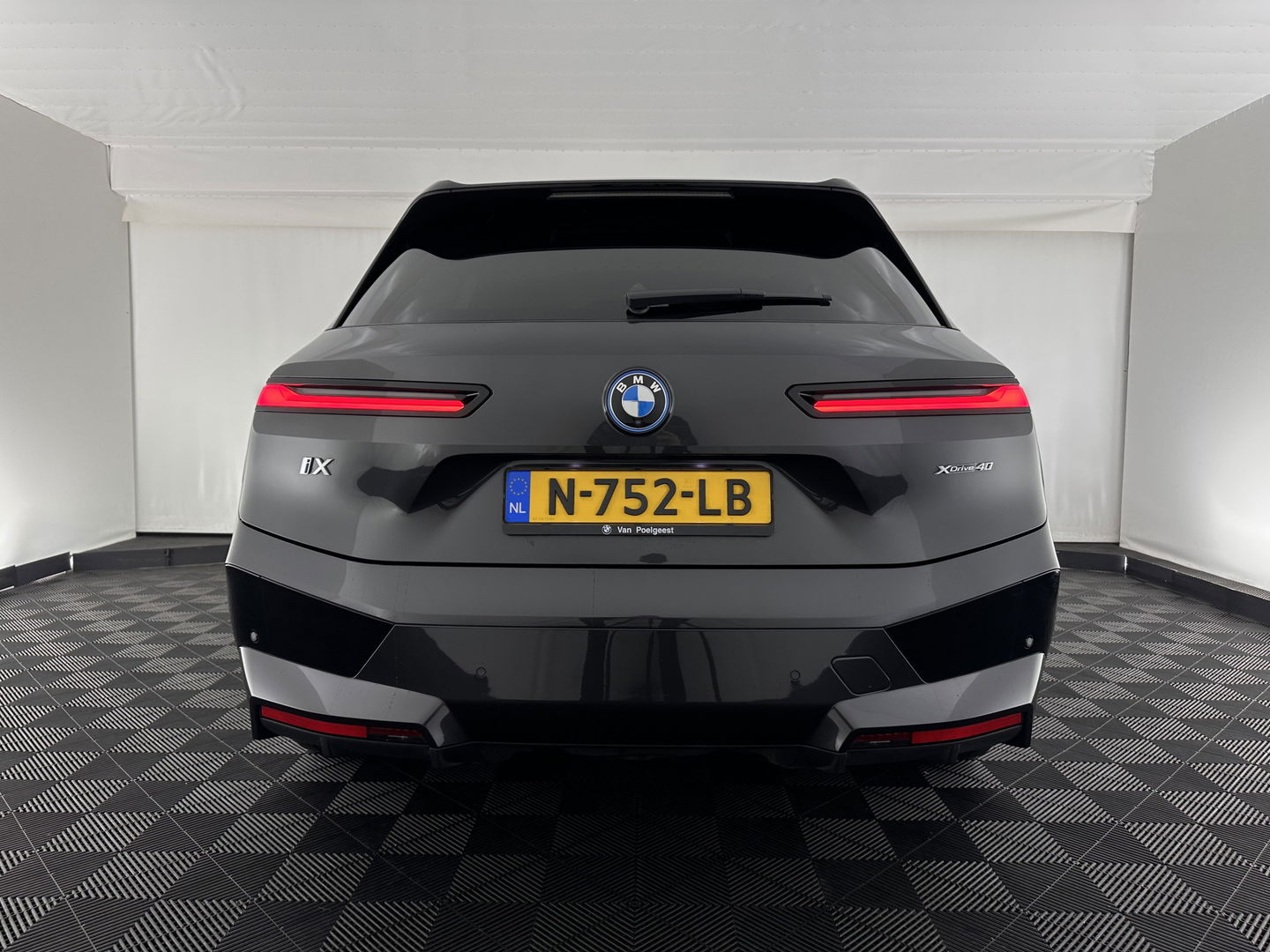 BMW iX xDrive40 High Executive 77 kWh [ 3-Fase ] (INCL-BTW) Aut. *PANO | HEAD-UP | HARMAN/KARDON-SURROUND | SOFT-CLOSE | DAB+ | DIGI-COCKPIT | HEATED-COMFORTSEATS | LASER-LED | CARPLAY | TOWBAR | AMBIENT-LIGHT | TOPVIEW | MEMORY-