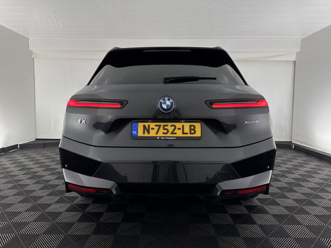 BMW iX xDrive40 High Executive 77 kWh [ 3-Fase ] (INCL-BTW) Aut. *PANO | HEAD-UP | HARMAN/KARDON-SURROUND | SOFT-CLOSE | DAB+ | DIGI-COCKPIT | HEATED-COMFORTSEATS | LASER-LED | CARPLAY | TOWBAR | AMBIENT-LIGHT | TOPVIEW | MEMORY-