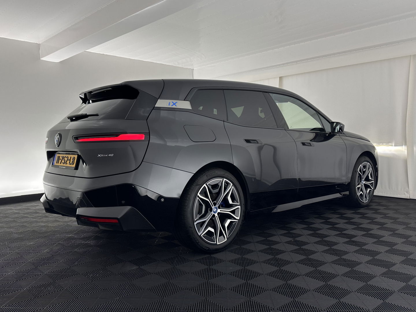 BMW iX xDrive40 High Executive 77 kWh [ 3-Fase ] (INCL-BTW) Aut. *PANO | HEAD-UP | HARMAN/KARDON-SURROUND | SOFT-CLOSE | DAB+ | DIGI-COCKPIT | HEATED-COMFORTSEATS | LASER-LED | CARPLAY | TOWBAR | AMBIENT-LIGHT | TOPVIEW | MEMORY-