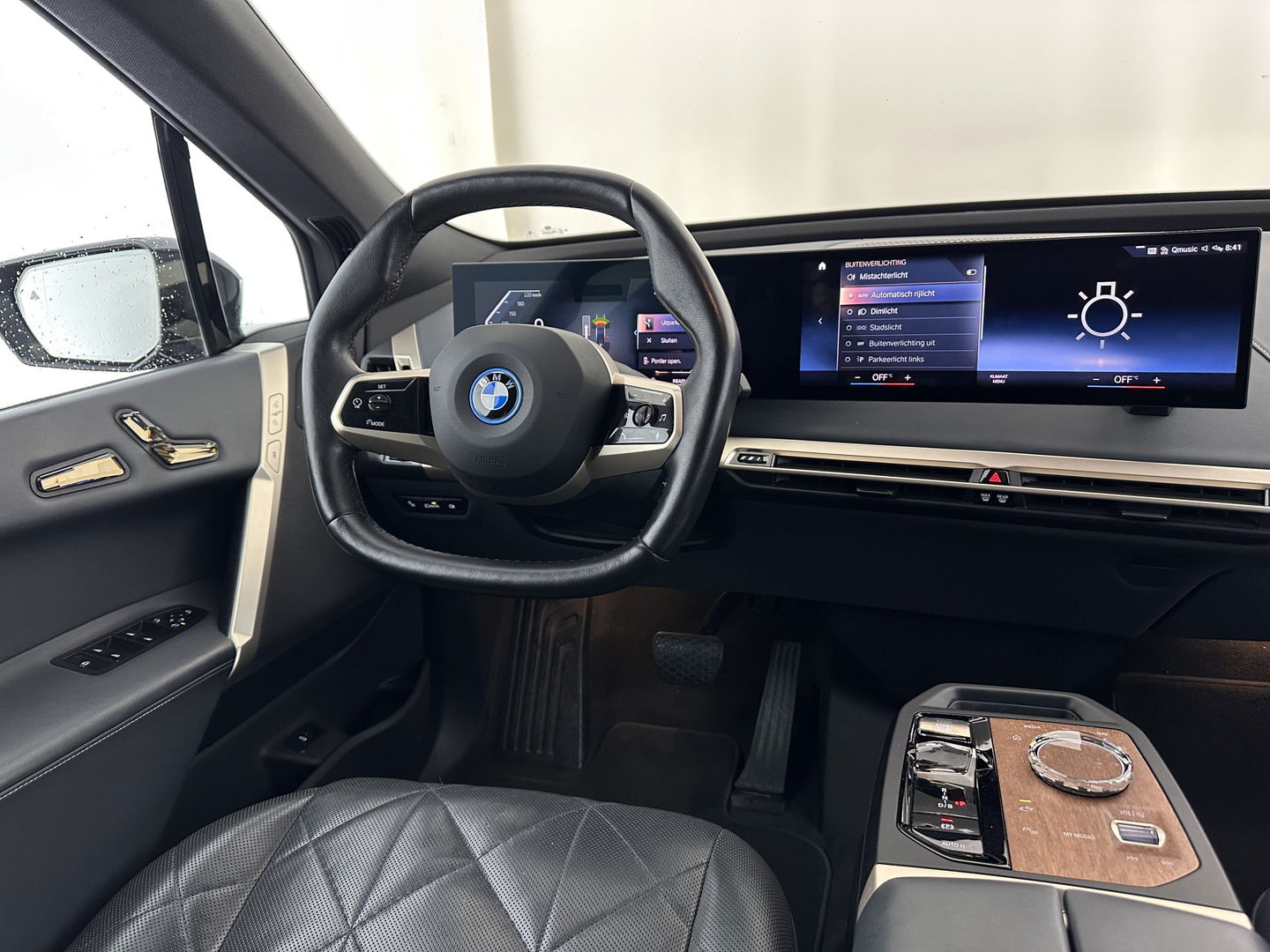 BMW iX xDrive40 High Executive 77 kWh [ 3-Fase ] (INCL-BTW) Aut. *PANO | HEAD-UP | HARMAN/KARDON-SURROUND | SOFT-CLOSE | DAB+ | DIGI-COCKPIT | HEATED-COMFORTSEATS | LASER-LED | CARPLAY | TOWBAR | AMBIENT-LIGHT | TOPVIEW | MEMORY-