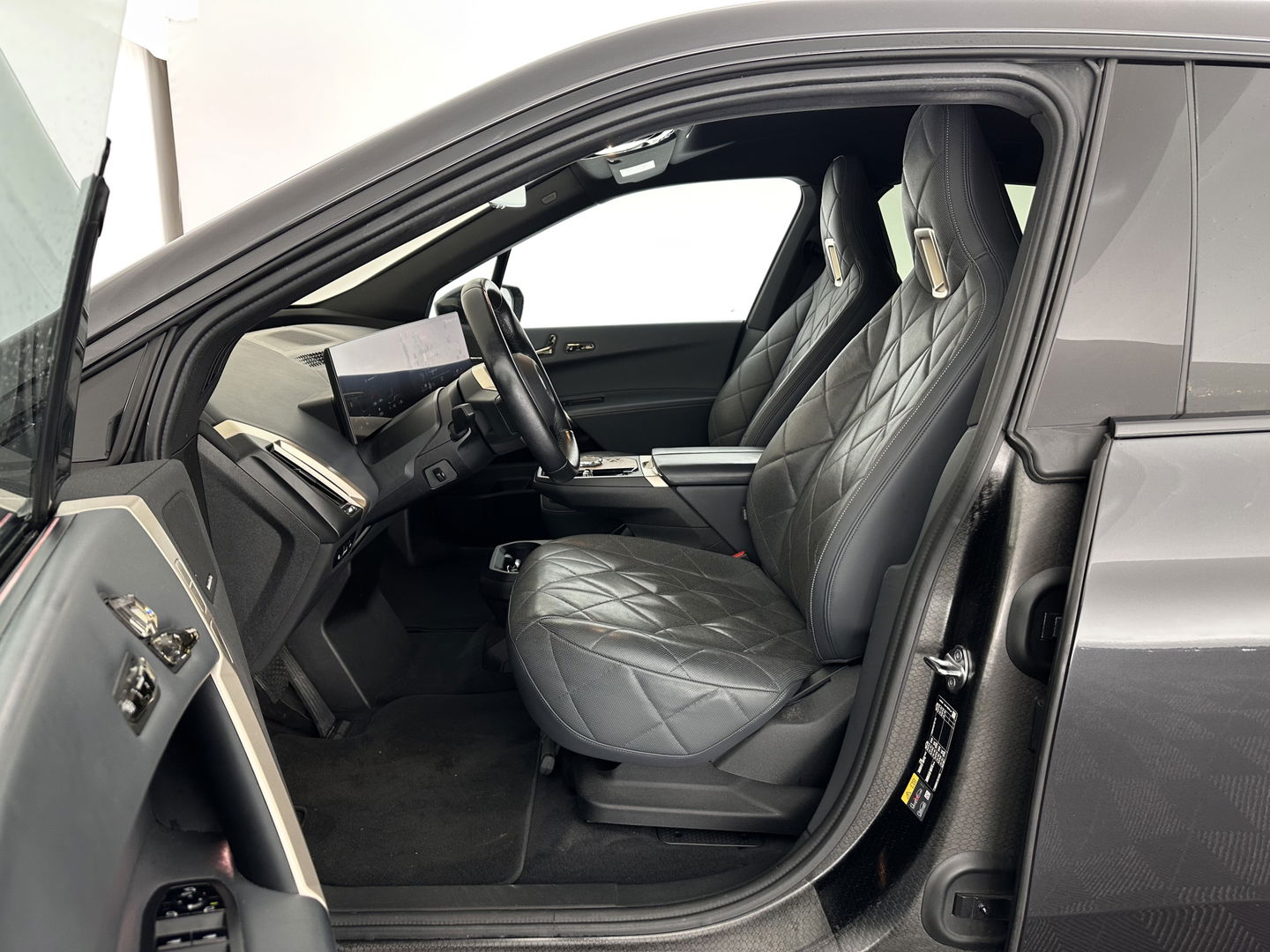 BMW iX xDrive40 High Executive 77 kWh [ 3-Fase ] (INCL-BTW) Aut. *PANO | HEAD-UP | HARMAN/KARDON-SURROUND | SOFT-CLOSE | DAB+ | DIGI-COCKPIT | HEATED-COMFORTSEATS | LASER-LED | CARPLAY | TOWBAR | AMBIENT-LIGHT | TOPVIEW | MEMORY-