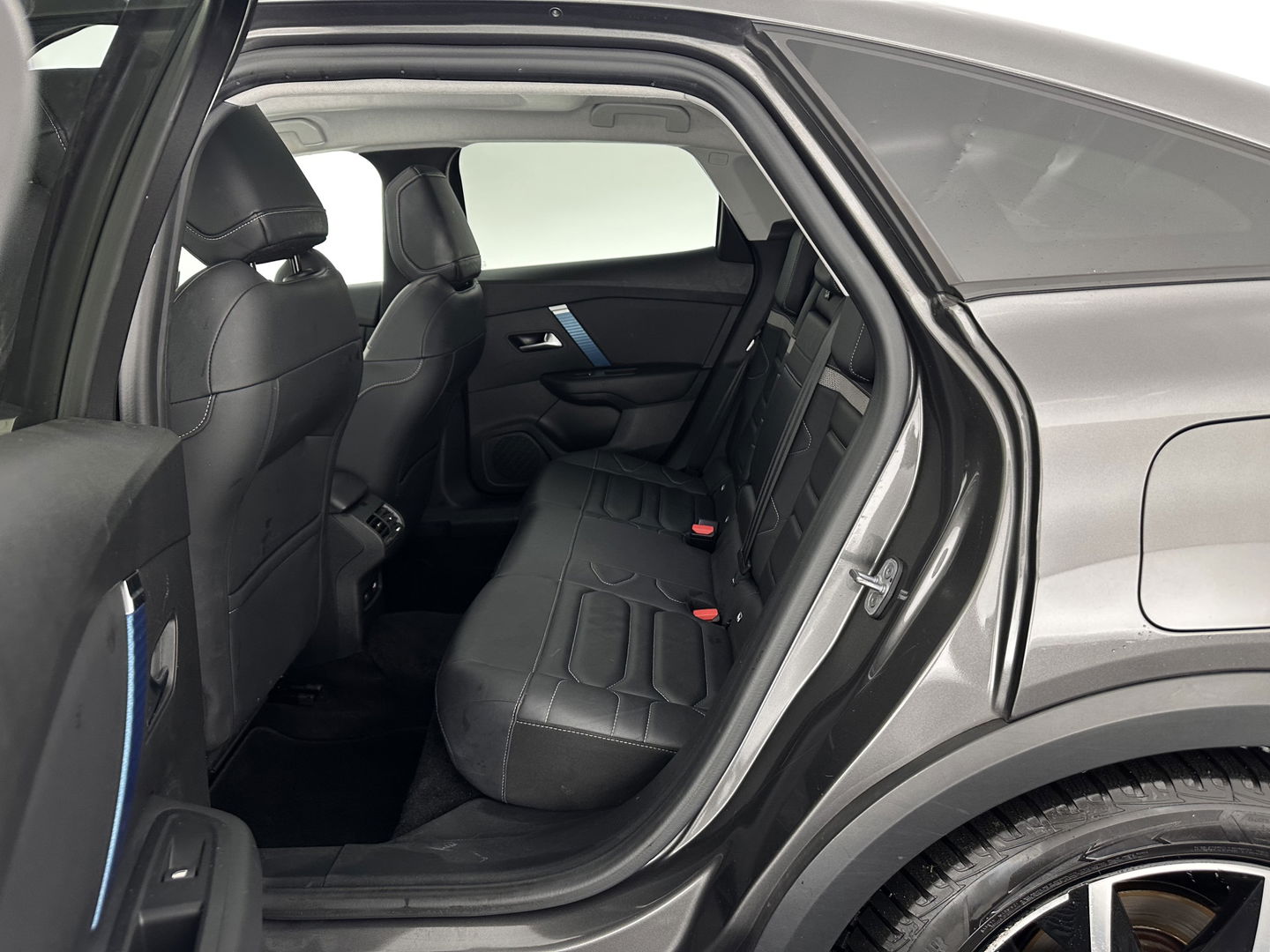 Citroën Ë-C4 Shine Pack Business 50 kWh [ 3-Fase ] {SOH-94%} (INCL-BTW) *PANO | HEAD-UP | LEATHER | FULL-LED | DIGI-COCKPIT | MASSAGE-HEATED-COMFORTSEATS | KEYLESS | DAB+ | NAVI-FULLMAP | ECC | LANE-ASSIST | PDC | CRUISE | 18''ALU*