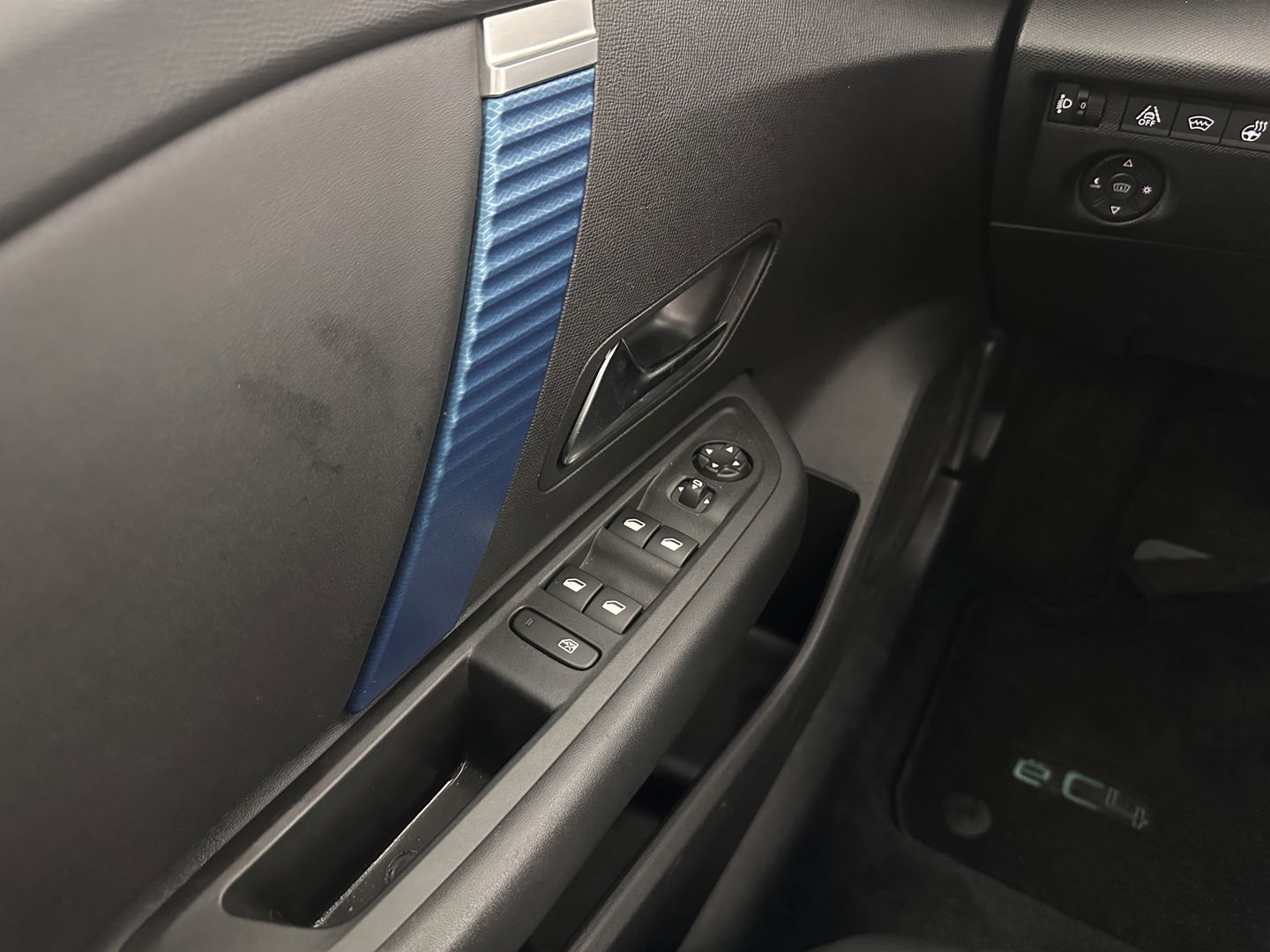 Citroën Ë-C4 Shine Pack Business 50 kWh [ 3-Fase ] {SOH-94%} (INCL-BTW) *PANO | HEAD-UP | LEATHER | FULL-LED | DIGI-COCKPIT | MASSAGE-HEATED-COMFORTSEATS | KEYLESS | DAB+ | NAVI-FULLMAP | ECC | LANE-ASSIST | PDC | CRUISE | 18''ALU*