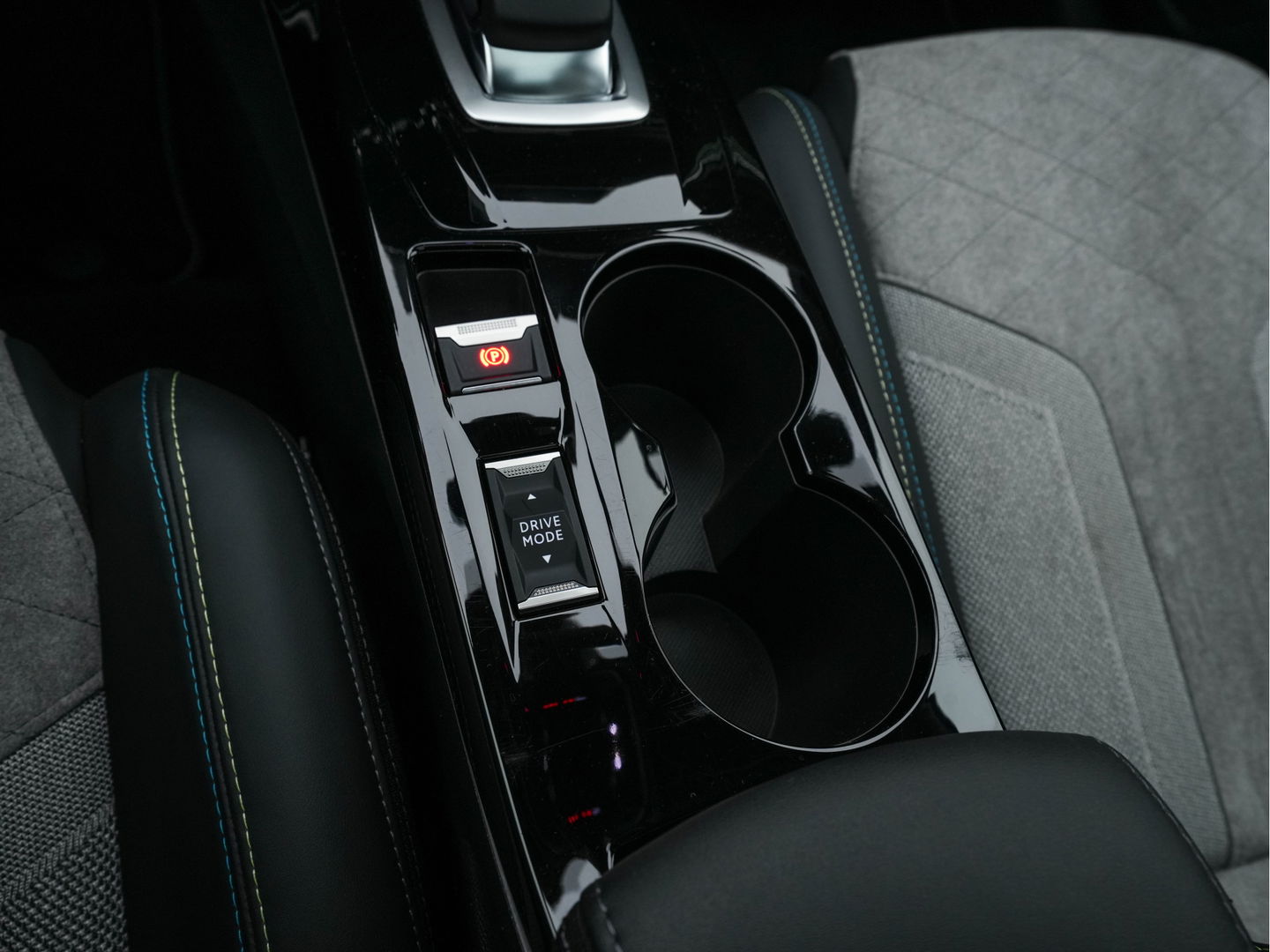 Peugeot e-208 EV GT 350 50 kWh [ 3-Fase ] {SOH-96%} (INCL-BTW) *PANO | FULL-LED | DIGI-COCKPIT | BLINDSPOT | CAMERA | LEATHER-ALCANTARA | AMBIENT-LIGHT | NAVI-FULLMAP | LANE-ASSIST | KEYLESS | DAB | CCS-FASTLOADER | HEATED-SPORTSEATS | 17''ALU