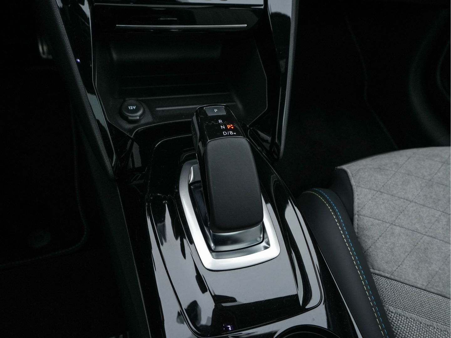 Peugeot e-208 EV GT 350 50 kWh [ 3-Fase ] {SOH-96%} (INCL-BTW) *PANO | FULL-LED | DIGI-COCKPIT | BLINDSPOT | CAMERA | LEATHER-ALCANTARA | AMBIENT-LIGHT | NAVI-FULLMAP | LANE-ASSIST | KEYLESS | DAB | CCS-FASTLOADER | HEATED-SPORTSEATS | 17''ALU