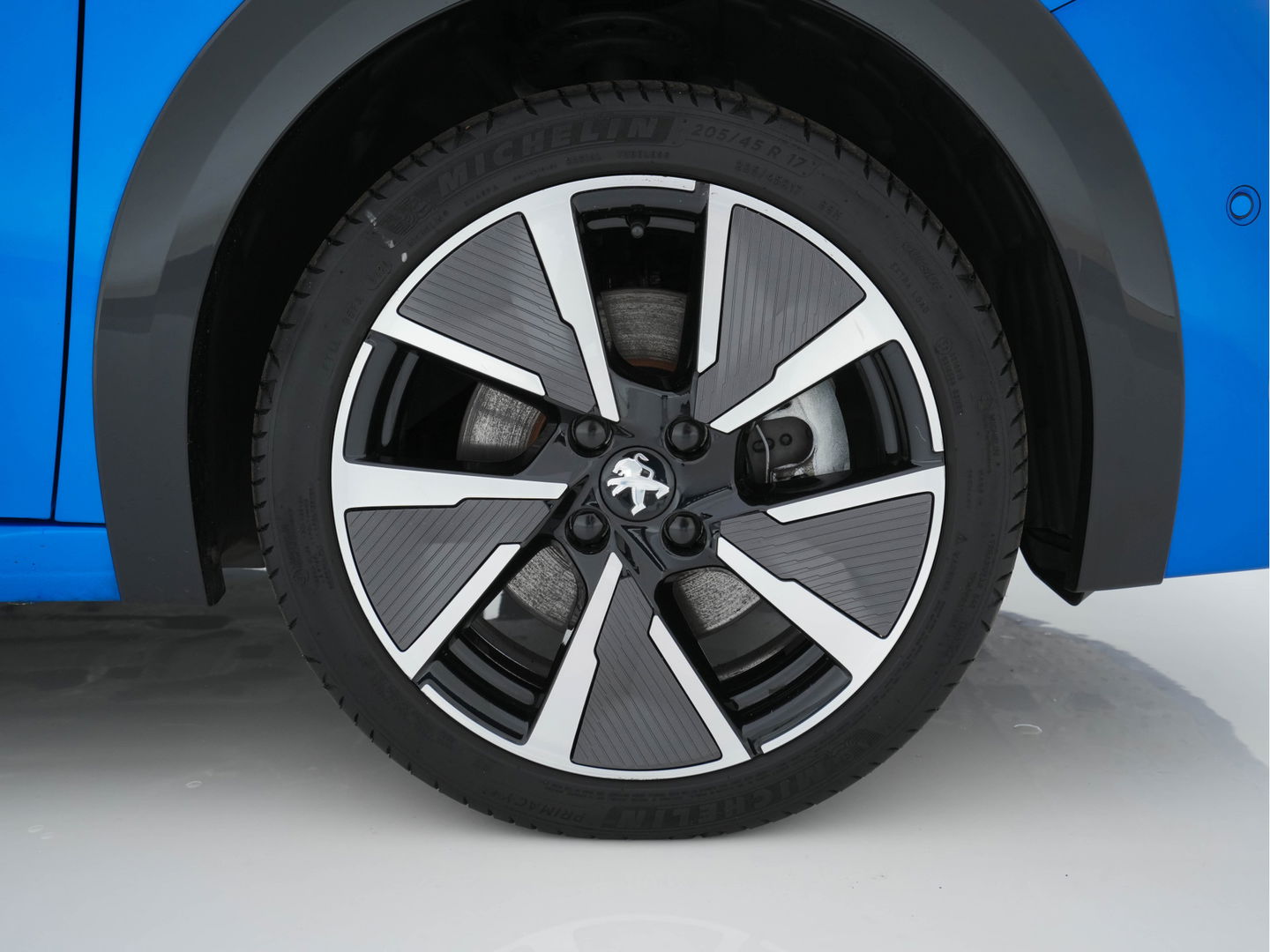 Peugeot e-208 EV GT 350 50 kWh [ 3-Fase ] {SOH-96%} (INCL-BTW) *PANO | FULL-LED | DIGI-COCKPIT | BLINDSPOT | CAMERA | LEATHER-ALCANTARA | AMBIENT-LIGHT | NAVI-FULLMAP | LANE-ASSIST | KEYLESS | DAB | CCS-FASTLOADER | HEATED-SPORTSEATS | 17''ALU