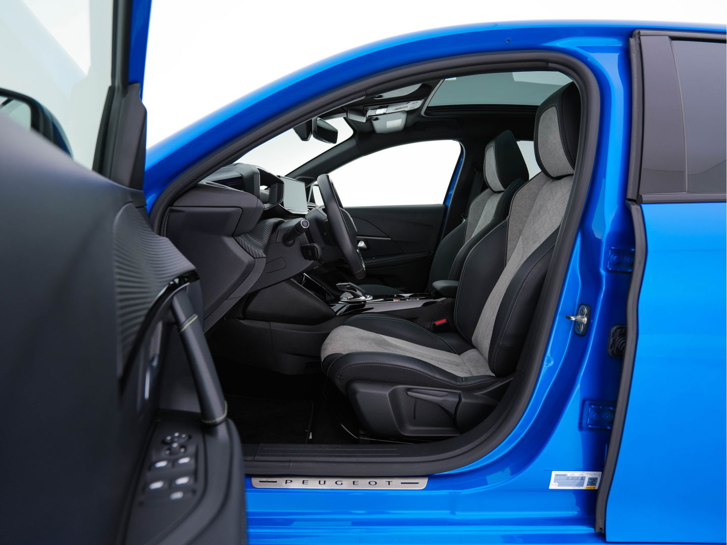 Peugeot e-208 EV GT 350 50 kWh [ 3-Fase ] {SOH-96%} (INCL-BTW) *PANO | FULL-LED | DIGI-COCKPIT | BLINDSPOT | CAMERA | LEATHER-ALCANTARA | AMBIENT-LIGHT | NAVI-FULLMAP | LANE-ASSIST | KEYLESS | DAB | CCS-FASTLOADER | HEATED-SPORTSEATS | 17''ALU