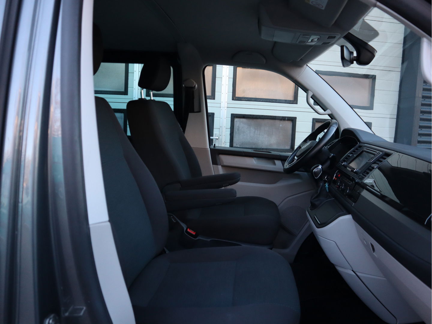 Volkswagen Transporter 2.0 TDI 150 pk Euro 6 DSG Automaat - 5 Pers. DC - Lang L2 - Trekhaak