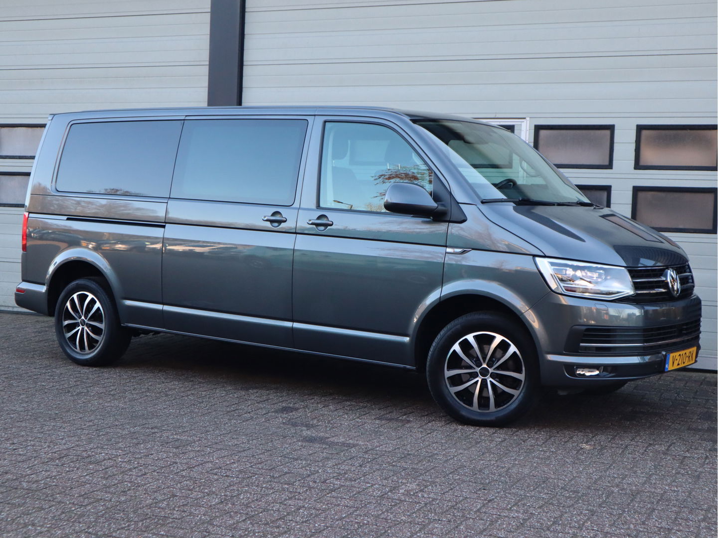 Volkswagen Transporter 2.0 TDI 150 pk Euro 6 DSG Automaat - 5 Pers. DC - Lang L2 - Trekhaak