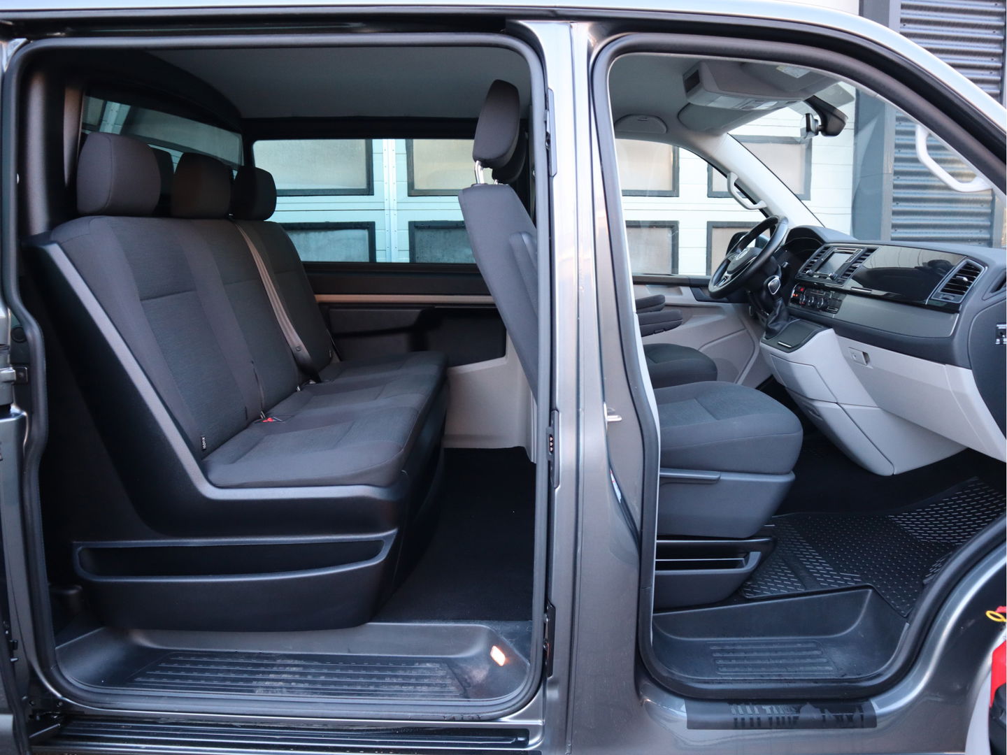 Volkswagen Transporter 2.0 TDI 150 pk Euro 6 DSG Automaat - 5 Pers. DC - Lang L2 - Trekhaak