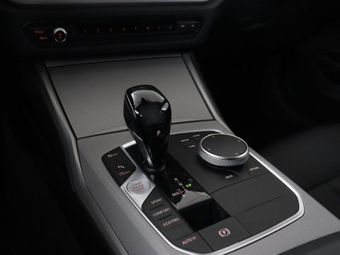 BMW 3 Serie 318i Executive Edition | Adaptive cruise | Leder | Stoel & stuurverwarming | Carplay | Harman/Kardon | Navigatie | Live Cockpit | Climate control | Parkeerhulp